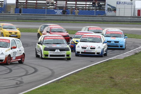 Her har Claus Christensen lige fået en noget ublid behandling, mens synderen er på vej ud af billedet.
(Foto: Motorsporten.dk)